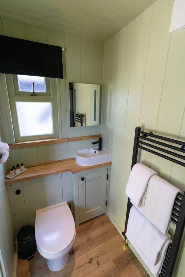 The Shire Luxury Converted Horse Lorry With Private Hot Tub Cyfie Farm Llanfyllin Exterior foto