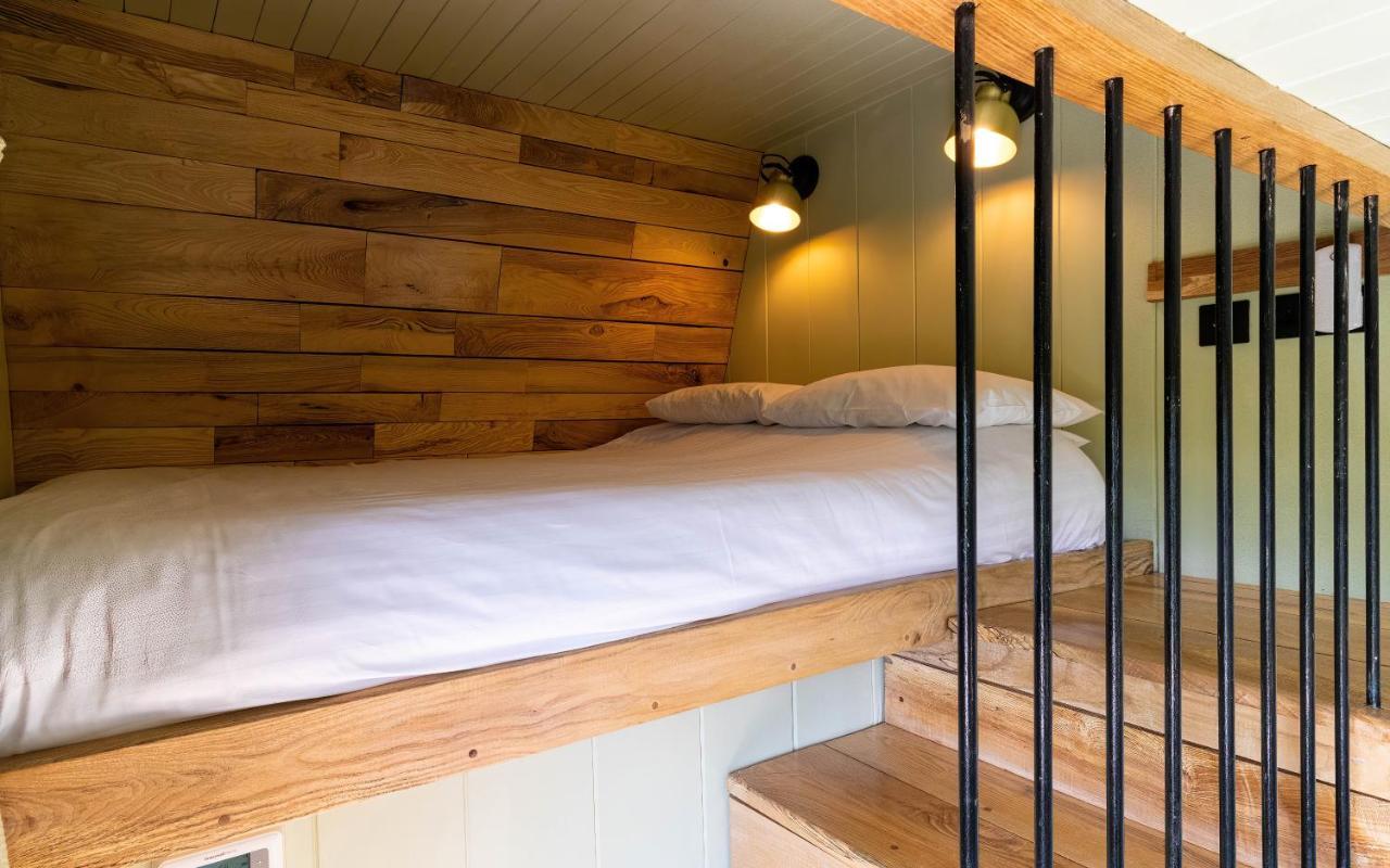The Shire Luxury Converted Horse Lorry With Private Hot Tub Cyfie Farm Llanfyllin Exterior foto